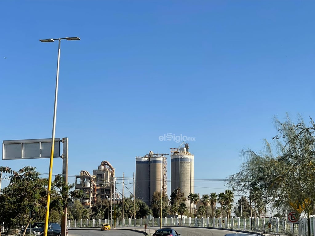 A esta redacción llegaron imágenes sobre la clausura de operaciones de Cementos Mexicanos (Cemex) en Torreón, Coahuila por un presunto adeudo del predial.