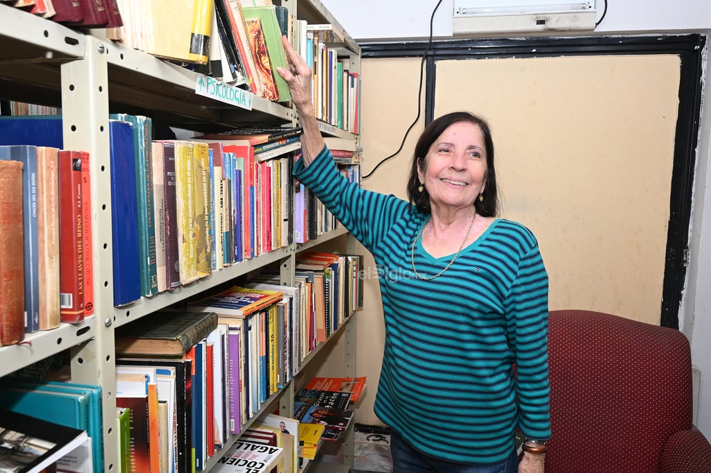 Buenos tiempos han vuelto a sonreír a la librería Otelo y a su propietaria Doris Romero. Luego de que en agosto pasado tuviera que desalojar el que fue su local por más de doce años, limpiar lágrimas, sacudir recuerdos, llenar decenas de cajas de libros y guardarlas en una bodega, hoy la calle Treviño ha brindado nuevo refugio a uno de los patrimonios literarios más importantes de la región.