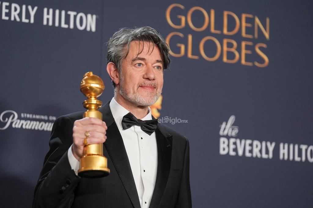 Peter Straughan con el premio al mejor guion cinematográfico por 'Conclave'.