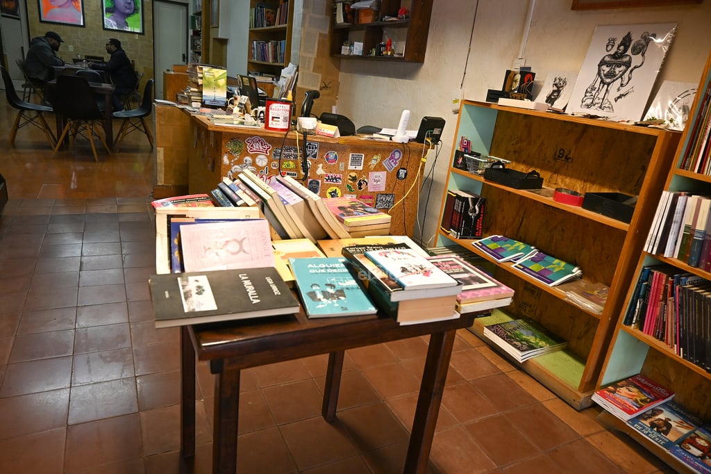 En los estantes hay libros nuevos y usados, algunas revistas e ilustraciones de artistas. El frío arrecia en la ciudad, pero el aroma a café recuerda que hay maneras de combatirlo. Queda poner atención al anuncio escrito sobre el cristal de la entrada: '¡Entra! Tómate un café y que una lectura te encuentre'.

La Tinta Cafebrería es un proyecto fundado en 2023 por el escritor, editor y librero lagunero Fernando de la Vara. Se ubica en Torreón, sobre la avenida Morelos, entre las calles Ildefonso Fuentes y Leona Vicario. El local se dedica a la venta de libros y café, pero también se ha posicionado como un nuevo centro cultural independiente. En él se han realizado presentaciones de libros, lecturas, talleres, conferencias, proyecciones de cine, obras escénicas e incluso torneos de ajedrez.