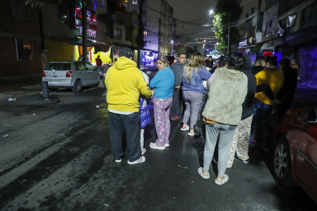 El Servicio Sismológico Nacional (SSN) de México ha registrado 329 réplicas, tras un sismo de magnitud 6,1 ocurrido durante la madrugada de este domingo en el estado de Michoacán, oeste del país, que según las autoridades no ha dejado daños.

'Hasta las 09:00 horas (15:00 GMT) se han registrado 311 réplicas del sismo de magnitud 6,1 ocurrido en Coalcomán, Michoacán este 12 de enero, la más grande de magnitud 4,5', precisó el SSN.