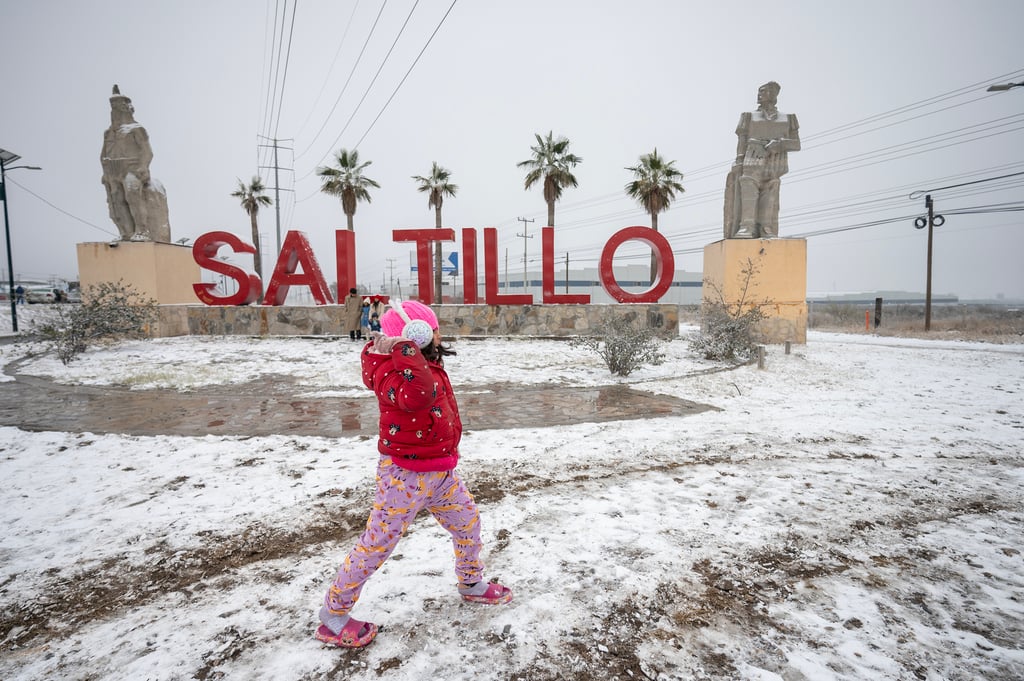 Así amaneció Saltillo, cubierto de nieve. Temperaturas mínimas de -5 grados Celsius, se registraron hoy en Saltillo, lo que provocó que se cerraran los 23 puentes vehiculares de la ciudad, además de suspender algunas actividades.