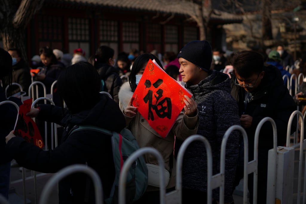 Esta por celebrarse el Año Nuevo Chino, también conocido como Año Nuevo Lunar o Festival de Primavera, se trata de la festividad más importante para la cultura china. 

Su historia se remonta a 3 mil 500 años antes y si bien la festividad ha evolucionado a lo largo del tiempo, representa el evento más importante en China, otros países asiáticos así como para millones de personas en todo el mundo. De acuerdo al Museo de Antropología Timothy S. Y. Lam la fecha es determinada por el calendario chino, un calendario que mezcla el ciclo lunar, el solar y otros para determinar cuándo será la celebración. 

El evento principal se da en la segunda luna nueva después del solsticio de invierno que ocurre cada 21 de diciembre.