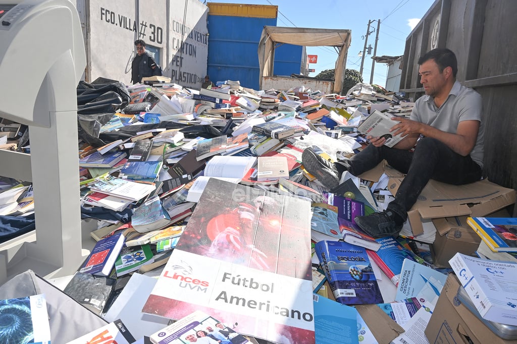 'Ya está vendido el lote”, dicen los encargados de una planta recicladora ubicada en el ejido La Unión, sobre la calle Francisco Villa, a quienes necios continúan escarbando entre las montañas de libros que se encuentran a la intemperie. Se trata de los ejemplares que alguna vez formaron parte de la biblioteca de la Universidad del Valle de México (UVM), institución que anunció el cierre de sus instalaciones en Torreón a partir de enero de 2025.