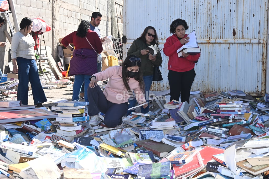 Decenas de laguneros siguen acudiendo a la recicladora del ejido La Unión, a la que le fue vendida la biblioteca de la Universidad del Valle de México (UVM) Campus Torreón. Tratan de rescatar libros, de llevarse a casa algún tesoro literario o académico. 

Si bien los encargados del lugar dijeron el pasado miércoles a El Siglo que el lote había sido vendido a un particular, Cristian Ferman, el propietario, indicó este viernes que, ante la situación, cambió de opinión y decidió ofrecérselos en venta a la comunidad, para que esta fuese la beneficiaria.

Los precios que se piden por los libros son muy módicos. Por ejemplo, un paquete de 10 libros puede costar 400 pesos y el precio puede modificarse a beneficio del comprador para quien adquiera de mayoreo. Cabe señalar que el propietario dijo que el peso original del lote era de 10 toneladas.