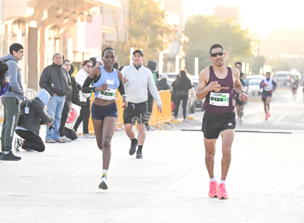 Más de un millar de entusiastas corredores, dieron vida este domingo 2 de febrero, a la edición 2025 de la Carrera Atlética 5K de la Constitución, la prueba pedestre más tradicional de la región lagunera, que tuvo como escenario las calles, calzadas y avenidas de la Zona Centro de esta ciudad.

Diego Vizcarra y Rose Kangogo fueron los ganadores absolutos de la distancia de 5 kilómetros, por lo que cada uno se hizo acreedor al premio especial de 5 mil pesos en efectivo, en una mañana fresca y soleada, que disfrutaron los participantes en la carrera organizada por el Instituto Municipal del Deporte (IMD) de Torreón.