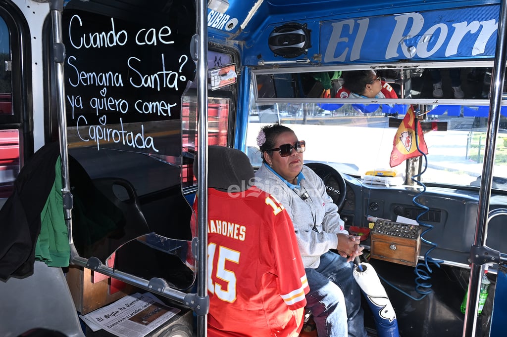 “La bondad genuina no busca reconocimiento ni recompensa, sino que surge del deseo sincero de hacer el bien”, dice una famosa frase que aplica muy bien a una lagunera, Paloma de la Vara.

Paloma es una conductora de la ruta Cereso 103 de Gómez Palacio. Trabaja de 12 a 14 horas al día, pero ella no tiene pesar alguno por sus jornadas, ya que ama lo que hace... transportar a los laguneros y de paso tocarles el corazón con algún detalle.

Ella se ha viralizado porque en cada fecha festiva (Halloween, Navidad, Día de Muertos, Día de la Madre) adorna su camión conforme a tales celebraciones, pero además obsequia detalles a sus pasajeros como dulces y en calor, botellas refrescantes de agua.

Sus buenos sentimientos han llamado la atención de su gente lagunera. Uno cosecha lo que siembra, así que  Paloma recibió la sorpresa de su vida.

Siempre que anda en su autobús, la también cocinera escucha música de agrupaciones locales. Su favorita es Mi Barrio Colombiano.

Un sueño de De la Vara era conocer a Alicia Sifuentes, vocalista del grupo, así que el programa de El Siglo de Torreón, “Historias de Laguneros” (Que busca compartir detalles y situaciones inspiradoras de nuestra gente) se lo concedió.