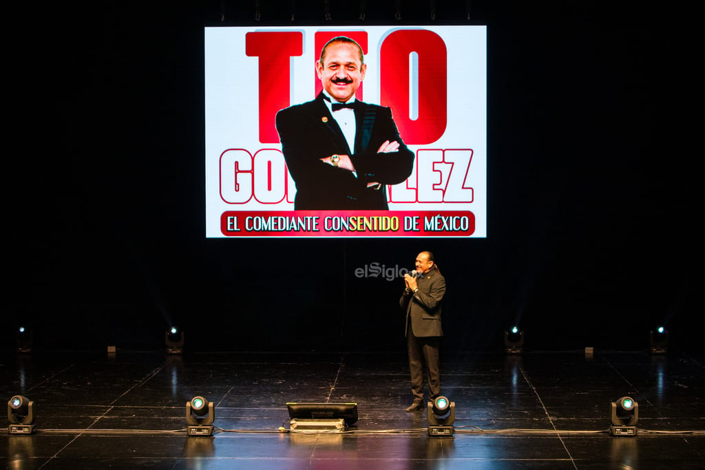 La noche del domingo 2 de febrero, el comediante Teo González presentó su nuevo espectáculo en el Teatro Nazas, el cual reunió a cientos de personas. Procedente de Zacatecas, arribó a Torreón en compañía de Paco Zavala 'El Chulo' y Miguel Aguirre. Las risas inundaron el recinto, demostrando que el evento fue todo un éxito.  Cabe mencionar que, previo a esta cita con sus seguidores laguneros, los tres comediantes visitaron las instalaciones de El Siglo de Torreón para una entrevista exclusiva, en la cual dieron a conocer el agradecimiento que le tienen a La Laguna.