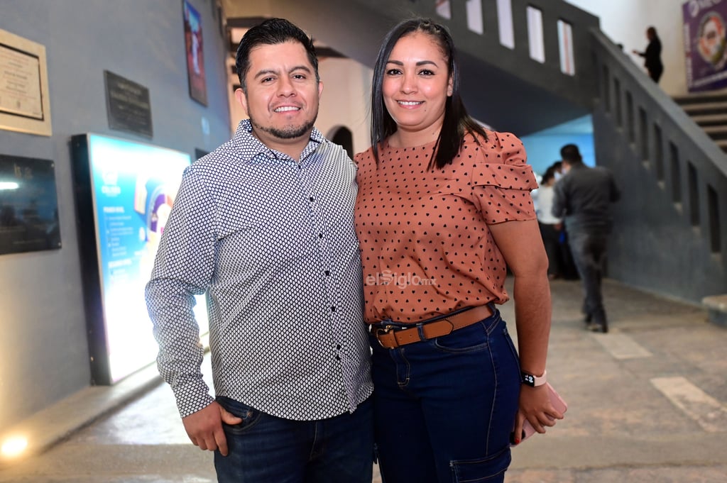 El grupo liderado por “Louie” Padilla se presentó ayer con gran éxito en Torreón, junto a los románticos chicos de Liberación, evento que sirvió para que dos parejas se comprometieran de manera oficial.

La cita fue en el Coliseo Centenario, en donde los artistas reunieron a miles de laguneros que celebraron con todo San Valentín.

Pasadas las 19.00 horas; amigos, parejas y familiares comenzaron su arribo al recinto, en donde vendían playeras, gorras o vasos tequileros tanto de La Firma como de Liberación.