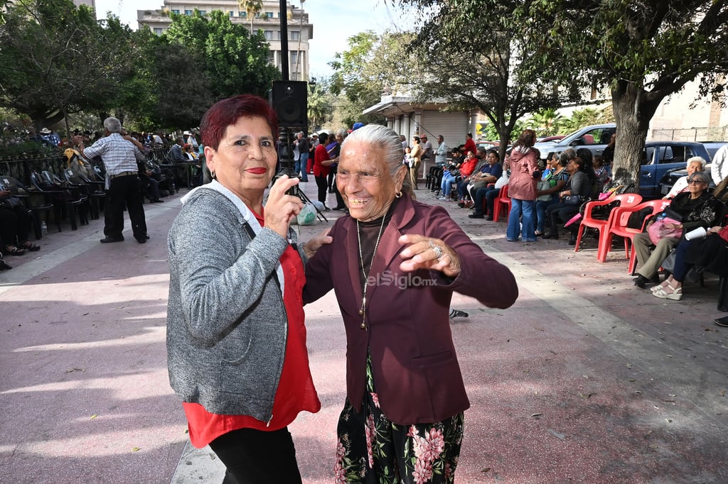 Si usted va a la Plaza de Armas de Torreón, en sábado o domingo, seguramente ha visto a una abuela, aunque ya es tatarabuela, que disfruta la vida al tope, bailando a sus 84 años con plenitud y llena de energía.
Ella es la señora Lazara, pero todos sus amigos en la plaza y en el Ejido Escuadrón 201 (Donde vive), le dicen con cariño Doña Chalita.
Otros la llaman “La reina de la Plaza de Armas” y algunos se refieren a la señora como “El torbellino de la plaza”.