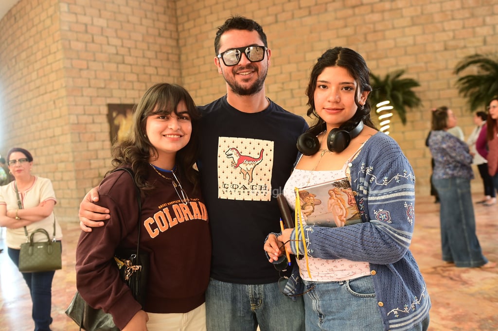 Se trata del segundo evento de Padura en Torreón en su gira mexicana, luego de que el viernes por la noche presentara su novela Ir a La Habana (Tusquets, 2025) en el Teatro del Instituto de Música de Coahuila (INMUS). La Universidad Autónoma de Coahuila (UAdeC) ha convocado a un buen número de asistentes. Entre el público hay integrantes de la comunidad cultural local, maestros, personas mayores, pero sobre todo jóvenes universitarios dispuestos a escuchar al autor.