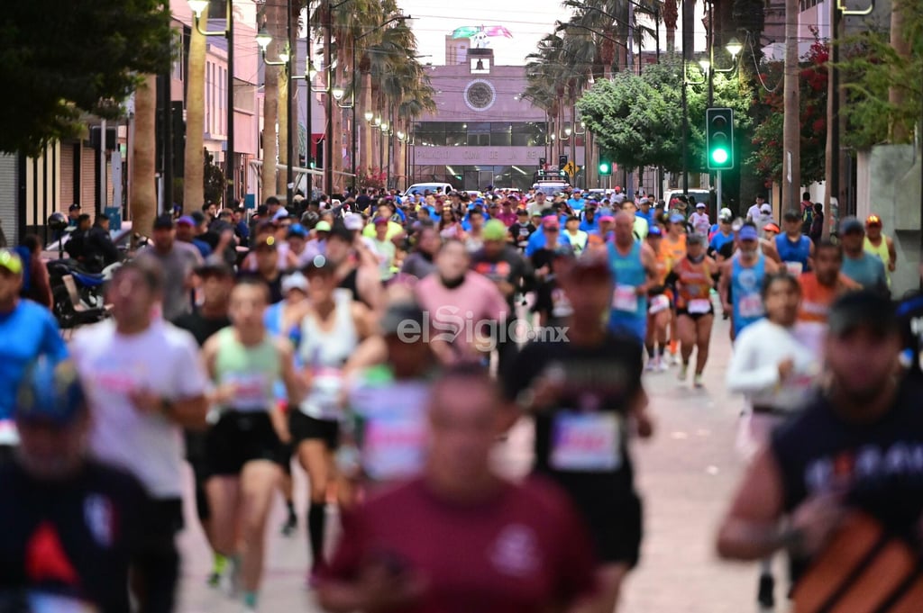 Este domingo se corre el XXXVI Maratón Internacional Lala. Un total de 4 mil 500 participantes, tomaron la salida en horas de la madrugada en el Parque Industrial Lagunero (PIL) de Gómez Palacio.