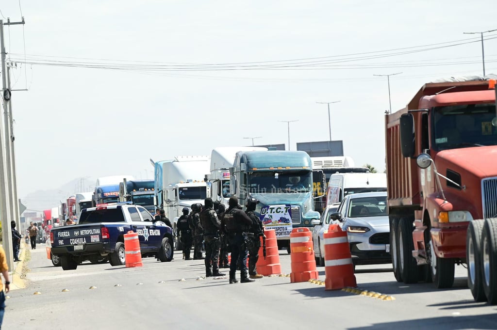 Protestan transportistas en el Periférico de Lerdo y Gómez Palacio a Torreón, acusan hostigamiento de la Guardia Nacional de Torreón.

Los inconformes realizaron una caravana a bordo de sus unidades y trastocaron el tráfico vehicular de las tres ciudades. Denunciaron acoso de parte de los elementos de seguridad, que les aplican infracciones de hasta 80 mil pesos.