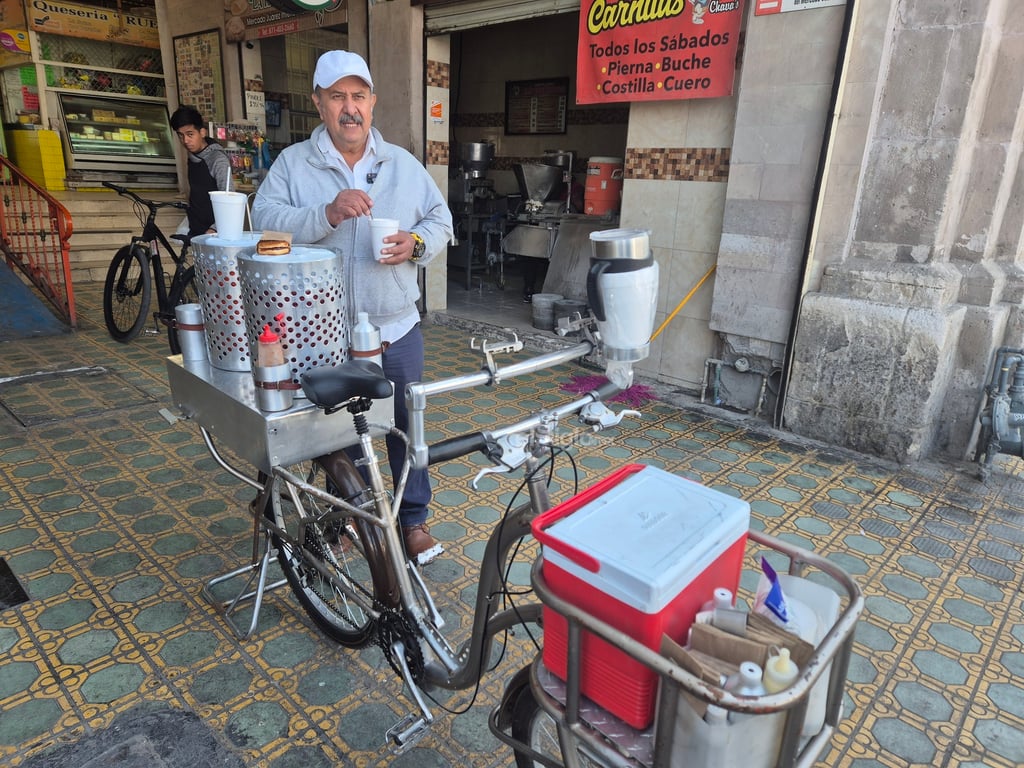 José Salas Limón ofrece café, avena, bísquets y más en su bicicleta mientras recorre algunas zonas de Torreón.