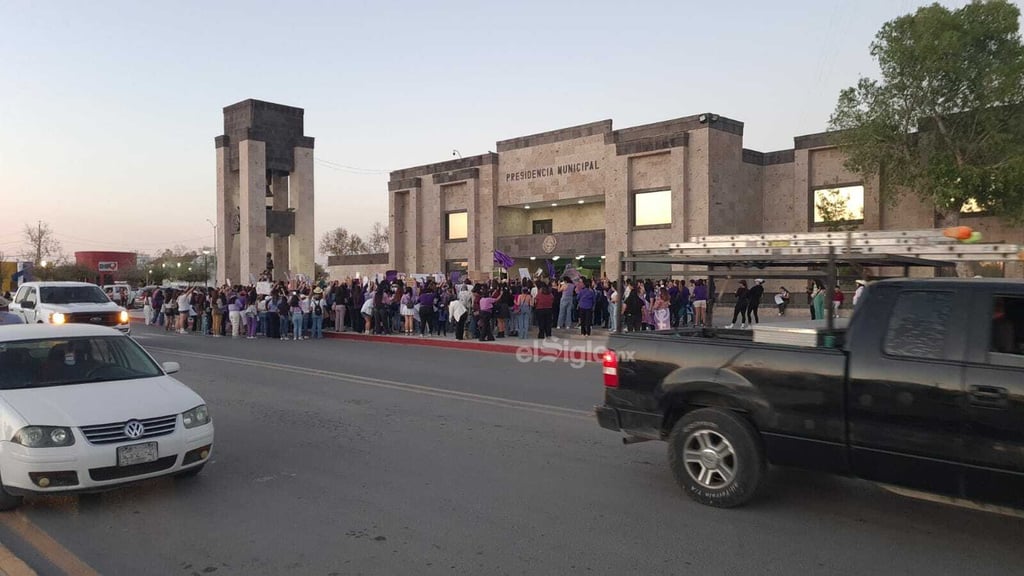 El contingente marchó por motivo del 8M en las principales calles y avenidas de Piedras Negras, su punto final fue la Presidencia Municipal, donde exigieron justicia y no violencia contra la mujer.