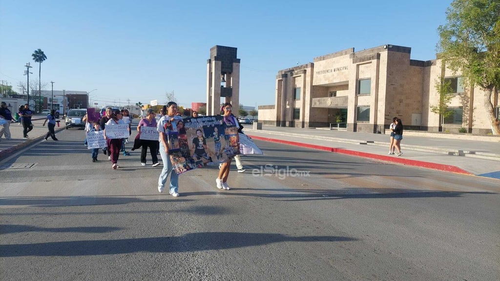 El contingente marchó por motivo del 8M en las principales calles y avenidas de Piedras Negras, su punto final fue la Presidencia Municipal, donde exigieron justicia y no violencia contra la mujer.