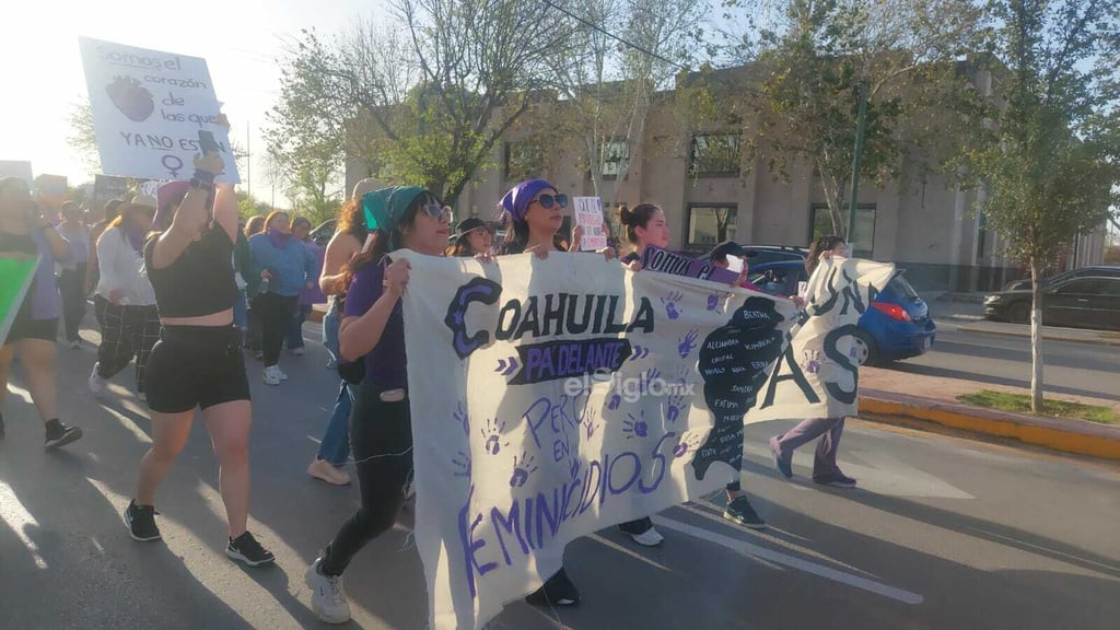 El contingente marchó por motivo del 8M en las principales calles y avenidas de Piedras Negras, su punto final fue la Presidencia Municipal, donde exigieron justicia y no violencia contra la mujer.