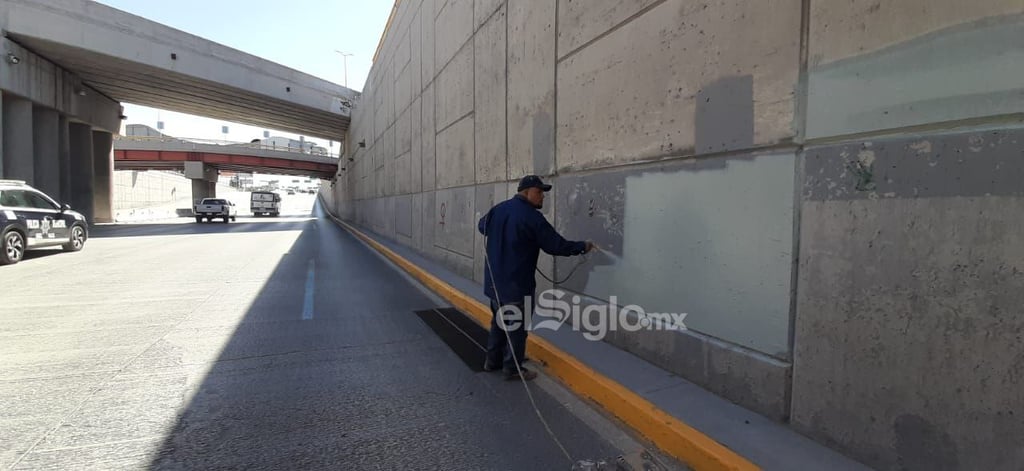 En Gómez Palacio, durante la mañana de este domingo, iniciaron los trabajos de rehabilitación de los espacios públicos dañados con pintura en aerosol por las manifestantes del 8M, quienes como cada año escribieron consignas de protesta, reclamos de justicia y también groserías.

Día Internacional de la Mujer