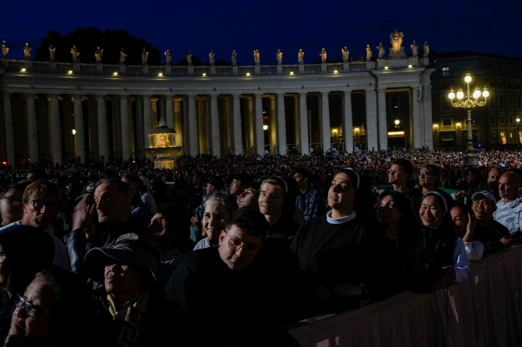 Sale humo negro de chimenea del Vaticano, cónclave no elige papa en primeras tres votaciones
