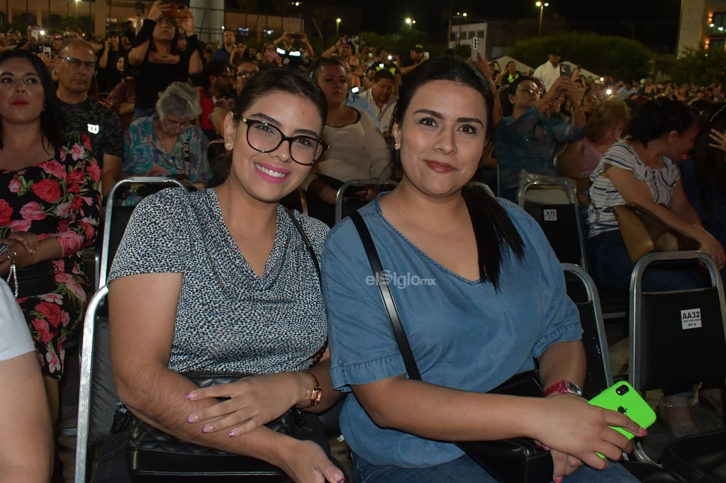 Mamás laguneras viven noche de amor y cumbias con Edith Márquez y Tropicalísimo Apache Mamás laguneras viven noche de amor y cumbias con Edith Márquez y Tropicalísimo Apache
