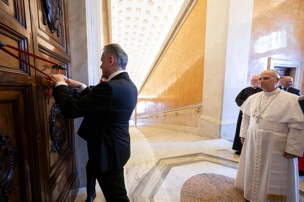 El papa León XIV pidió este lunes a los medios de comunicación que elija 'con conciencia y valentía el camino de una comunicación de paz' y agregó: 'Desarmemos las palabras y ayudaremos a desarmar la Tierra', en la audiencia que concedió a los periodistas que han informado del cónclave en el que se le eligió.