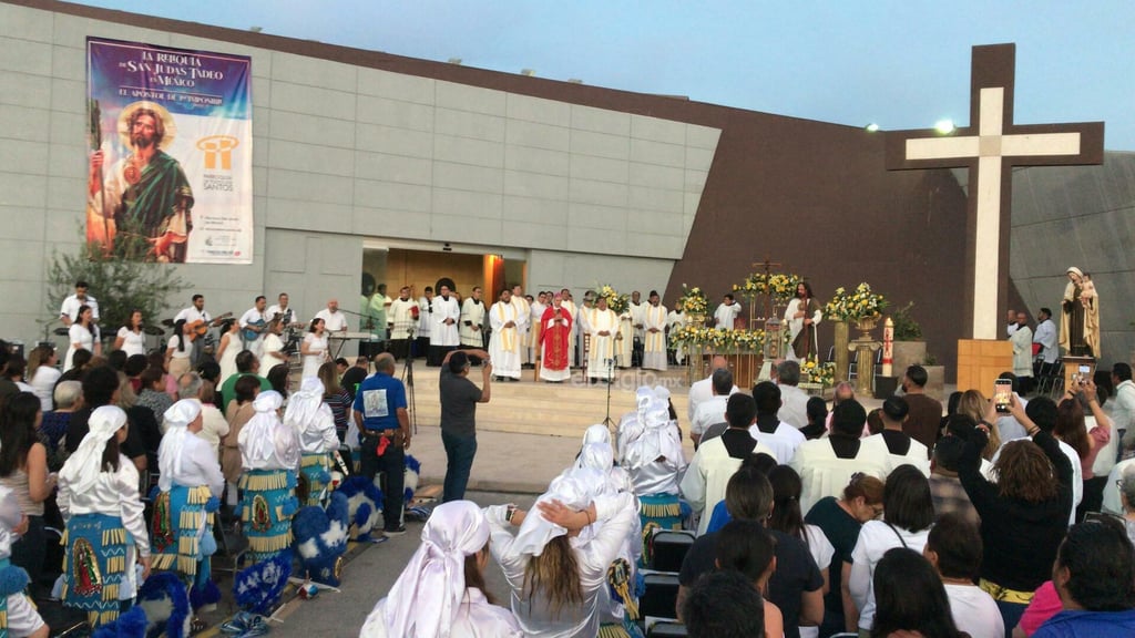 Cientos de fieles se congregaron en el estacionamiento del TSM en Torreón, para presenciar la llegada de las reliquias de San Judas Tadeo