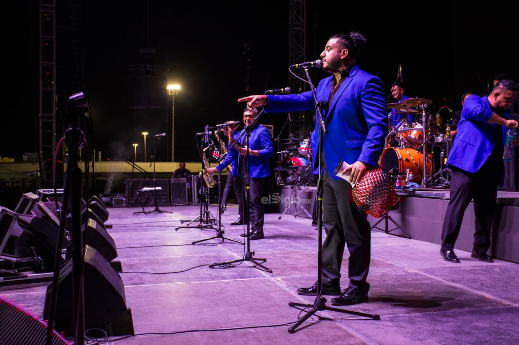 Docentes de la Sección 35 e invitados celebraron el Día del Maestro por anticipado, el miércoles 14 en la Explanada de la Feria de Torreón con conciertos de Tropicalísimo Apache, La Firma, Los Invasores de Nuevo León, Renacidos e Isaac Rosales y su Grupo a toda prueba