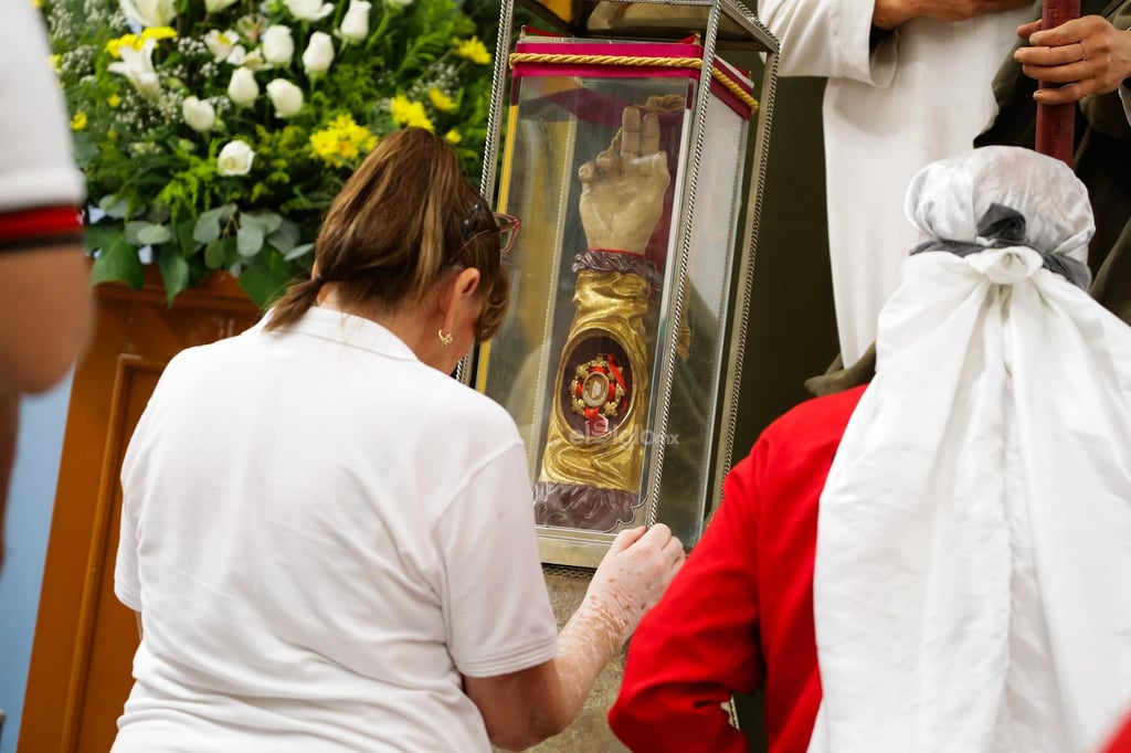 Parroquia de Fátima recibe a fieles que visitan as reliquias de San Judas Tadeo. El párroco Rafael López ofició una misa por la visita de las reliquias, en su último recorrido por la región Laguna tras cinco días de su llegada.