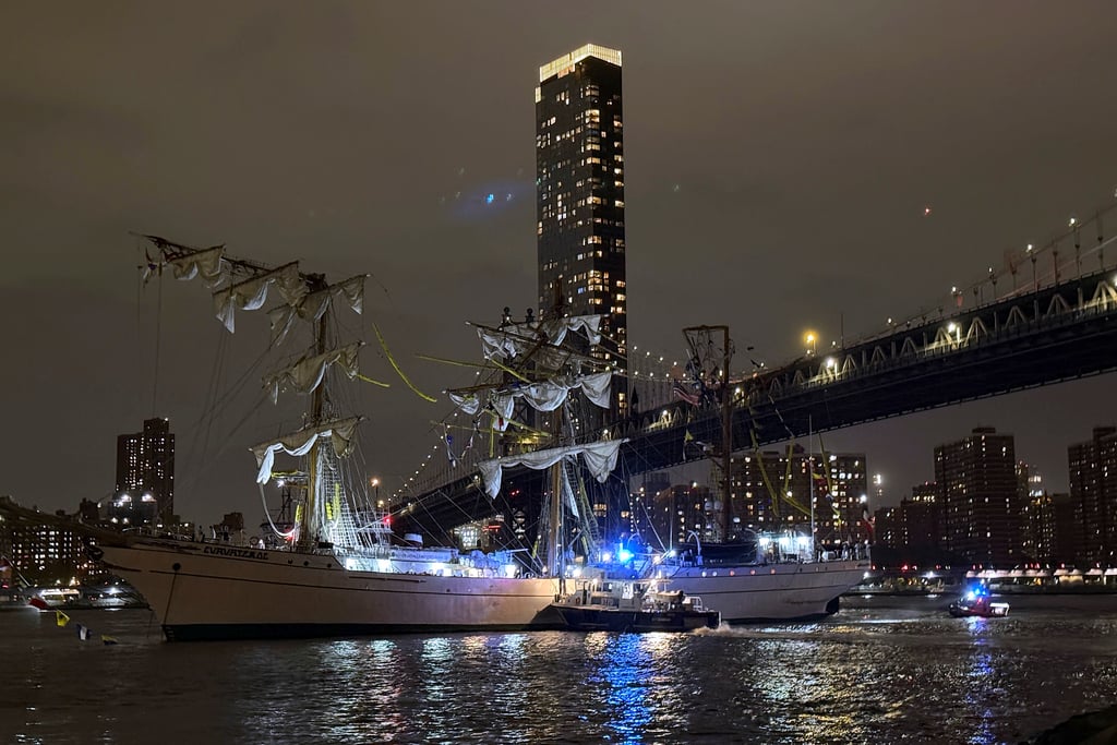 Un buque de vela de la Armada mexicana en una gira global de buena voluntad chocó el sábado contra el puente de Brooklyn en Nueva York, rompiendo sus tres mástiles, matando a dos miembros de la tripulación y dejando a algunos marineros colgando de arneses en el aire, esperando ayuda.



El alcalde de la ciudad de Nueva York Eric Adams dijo que el puente de 142 años no sufrió daños mayores, pero al menos 19 personas a bordo del barco necesitaron tratamiento médico.



Dos de las cuatro personas que sufrieron heridas graves murieron posteriormente, anunció Adams en las redes sociales la madrugada del domingo.