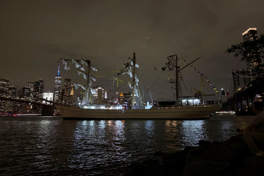 Choque del Buque Cuauhtémoc contra el puente de Brooklyn en Nueva York