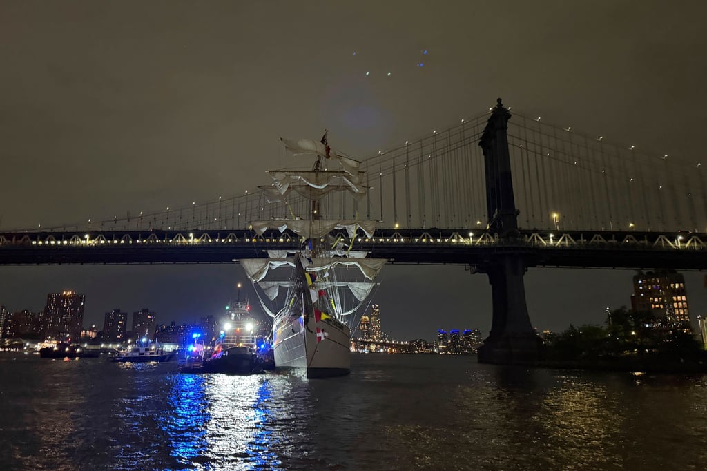 Choque del Buque Cuauhtémoc contra el puente de Brooklyn en Nueva York