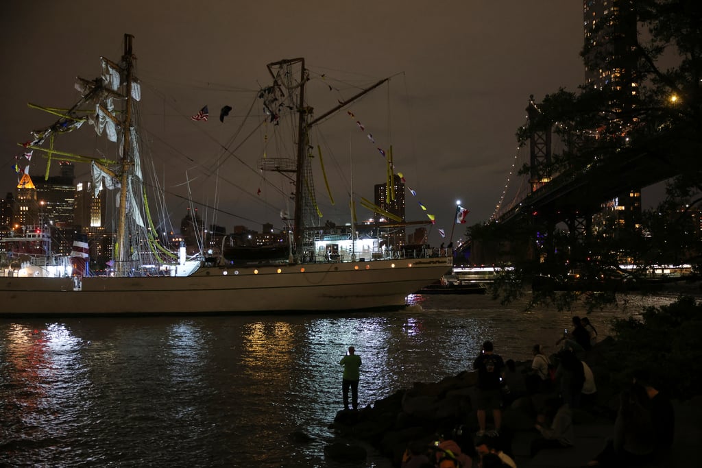 Choque del Buque Cuauhtémoc contra el puente de Brooklyn en Nueva York