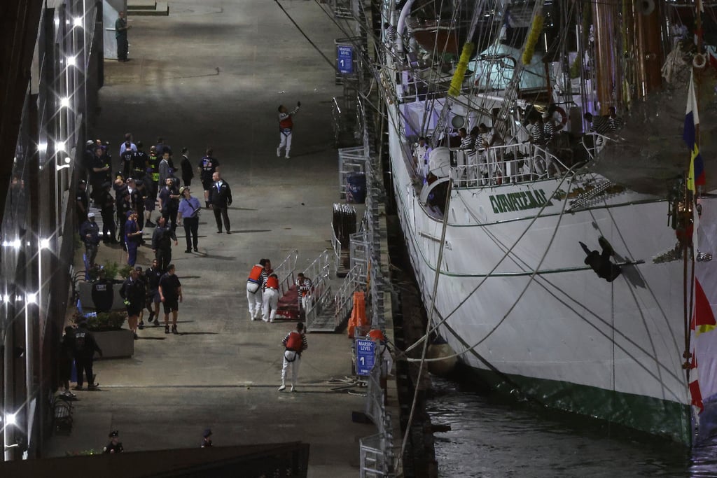Choque del Buque Cuauhtémoc contra el puente de Brooklyn en Nueva York