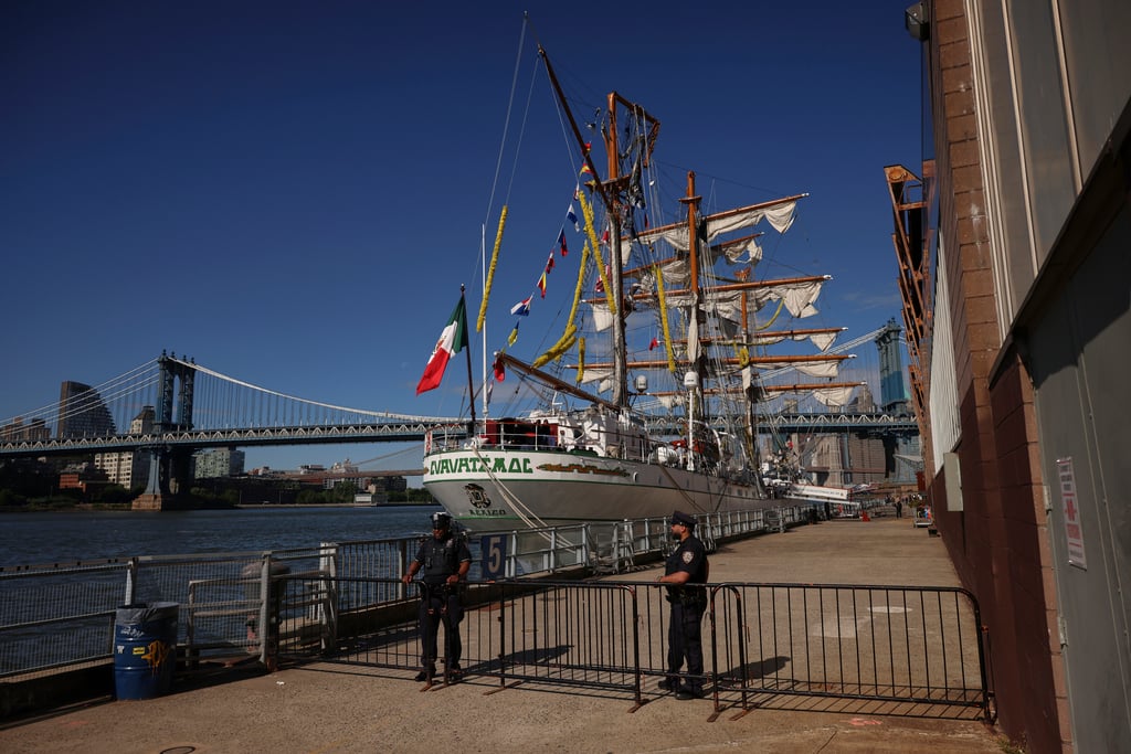 Choque del Buque Cuauhtémoc contra el puente de Brooklyn en Nueva York