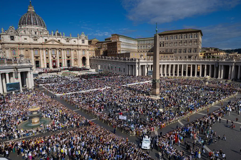 León XIV inauguró este domingo su magisterio con una misa en que le fueron impuestos los símbolos del poder papal, el palio y el Anillo del Pescador, y en la que pronunció un encendido llamamiento a la unidad en la iglesia y la paz en un mundo marcado por 'demasiado odio y prejuicios'.