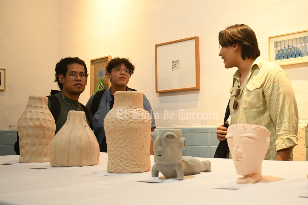 Dos espacios independientes, La Libre y Galería Atelier 777, unieron fuerzas en el centro de Torreón para organizar la exposición artística titulada Rituales y Rutinas, donde se muestran 44 obras de siete artistas laguneros, las cuales arrojan formatos desde cerámica, pintura, fotografía, collage y música.