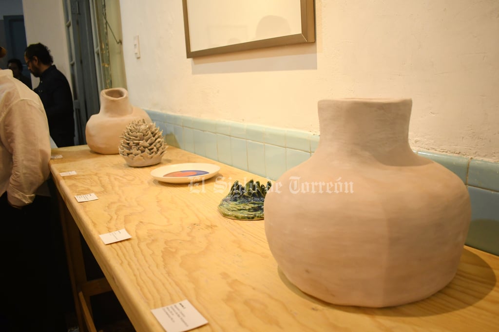 Dos espacios independientes, La Libre y Galería Atelier 777, unieron fuerzas en el centro de Torreón para organizar la exposición artística titulada Rituales y Rutinas, donde se muestran 44 obras de siete artistas laguneros, las cuales arrojan formatos desde cerámica, pintura, fotografía, collage y música.