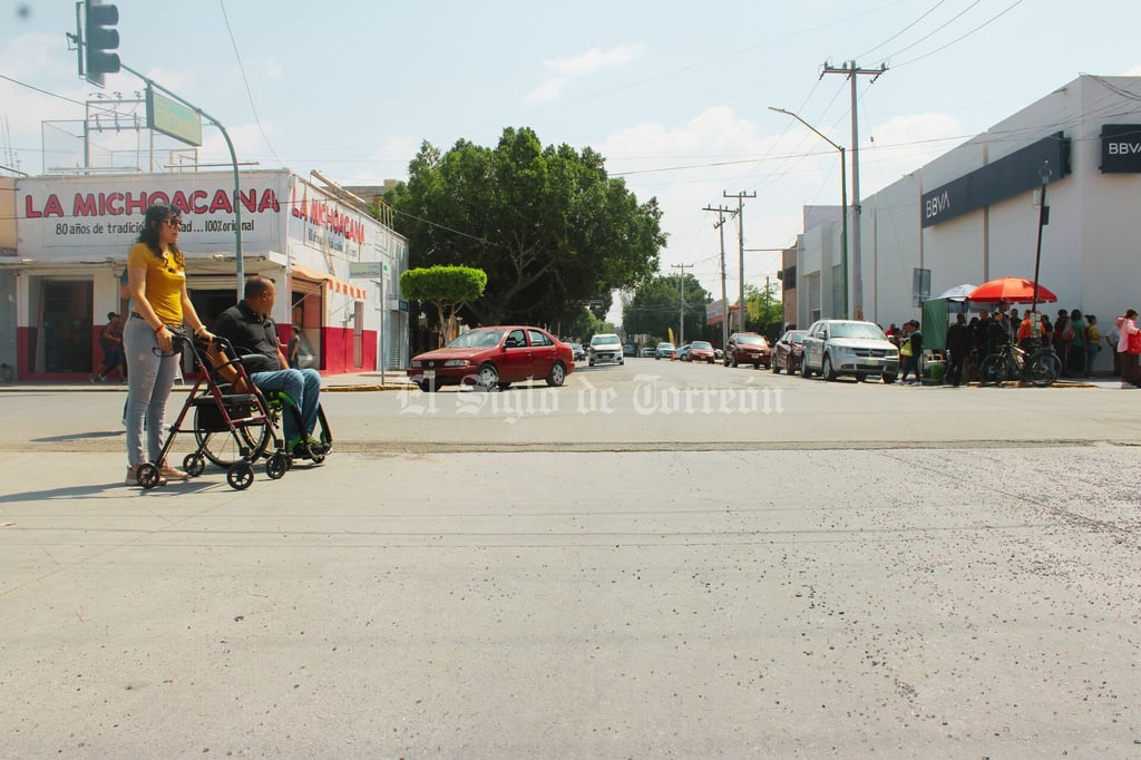 Un día cualquiera, Fernando García y Saida González salen a las calles de Gómez Palacio armados con un celular y con la determinación de exhibir lo que muchos prefieren no ver: la ciudad no está diseñada para ellos...

Él está en silla de ruedas, y ella, al tener una complicación motriz, usa andadera. Se instalan al exterior de la Soriana Hamburgo en Gómez Palacio para grabar un video, buscan promover “Ponte en mis zapatos, no te pongas en mi lugar”, una campaña que gestaron para exigir que los cajones azules de los estacionamientos públicos sean respetados.