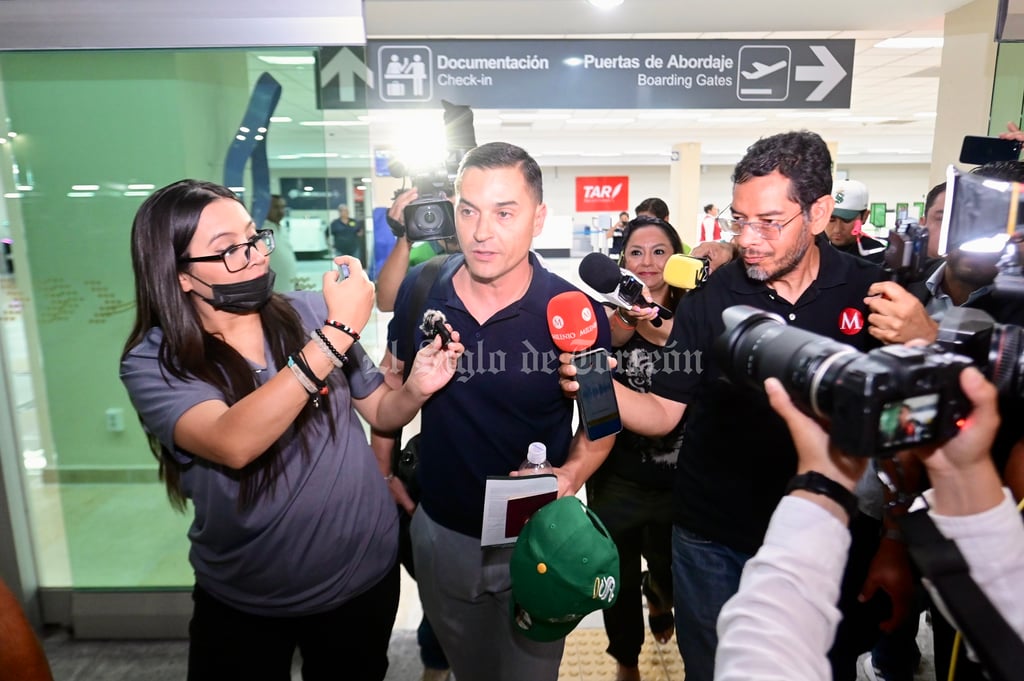 Luego de un largo viaje desde España, llegó anoche a la Comarca Lagunera el nuevo director técnico de Santos Laguna, Francisco Rodríguez Vílchez.

El flamante estratega albiverde, realizó desde la Madre Patria una escala en Fort Wort, Texas, para después arribar al Aeropuerto Internacional de Torreón, en compañía de un integrante de su cuerpo técnico.