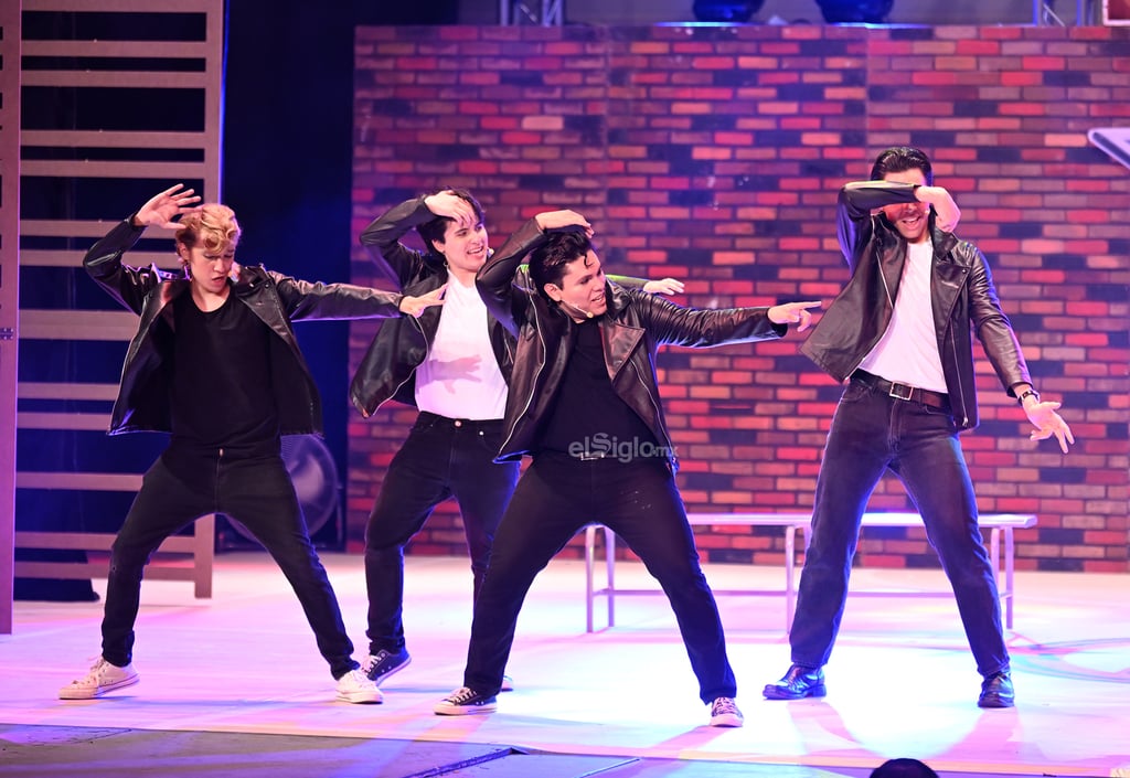 El talento de decenas de jóvenes laguneros salió a relucir este sábado, el show se llevó a cabo con dos elencos diferentes conformados por alumnas y alumnos de nivel preparatoria y profesional, quienes demostraron su talento para actuar, cantar y bailar.