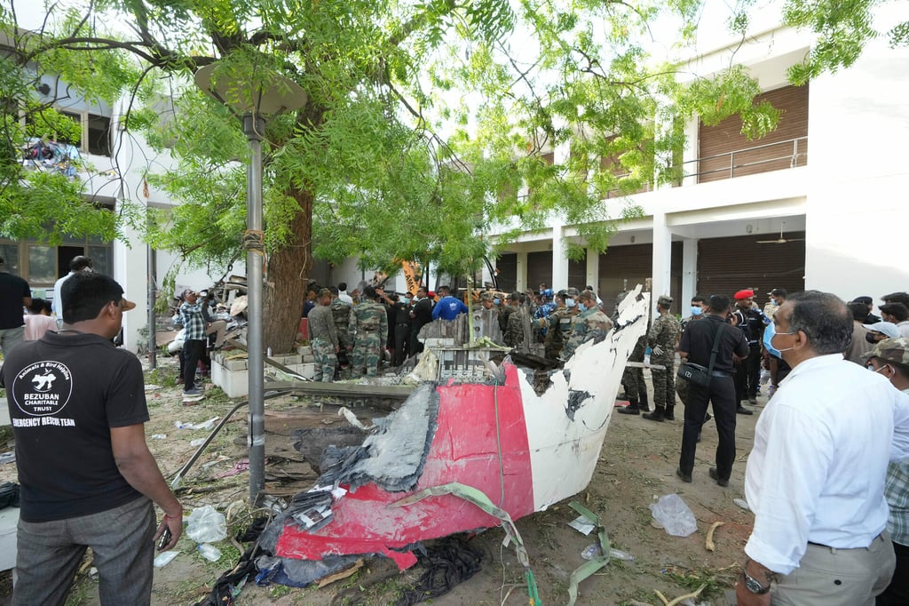 Avión con 242 personas se estrella contra residencia estudiantil en la India