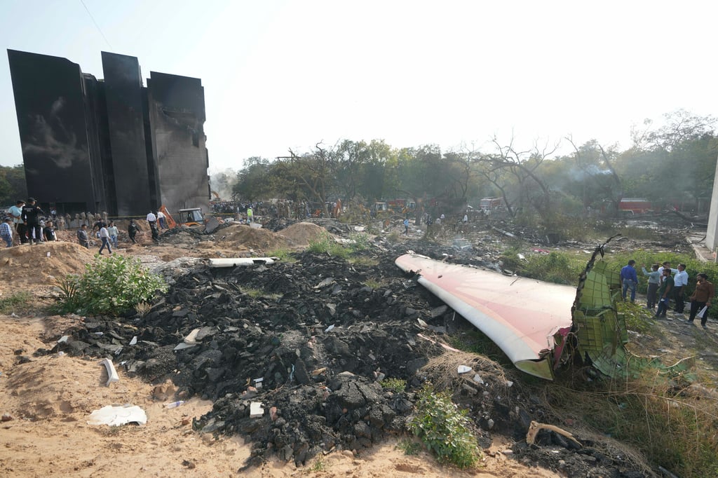 Avión con 242 personas se estrella contra residencia estudiantil en la India