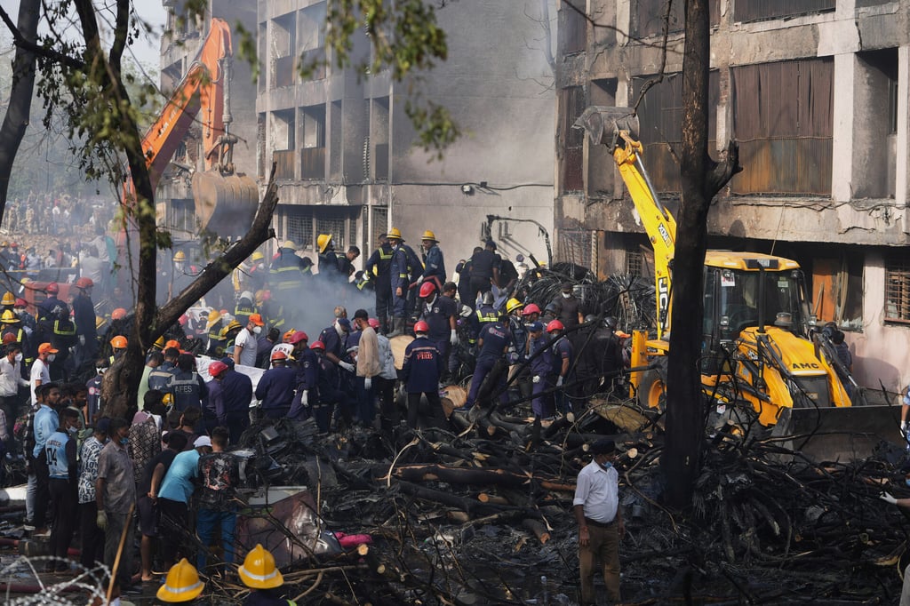 Avión con 242 personas se estrella contra residencia estudiantil en la India