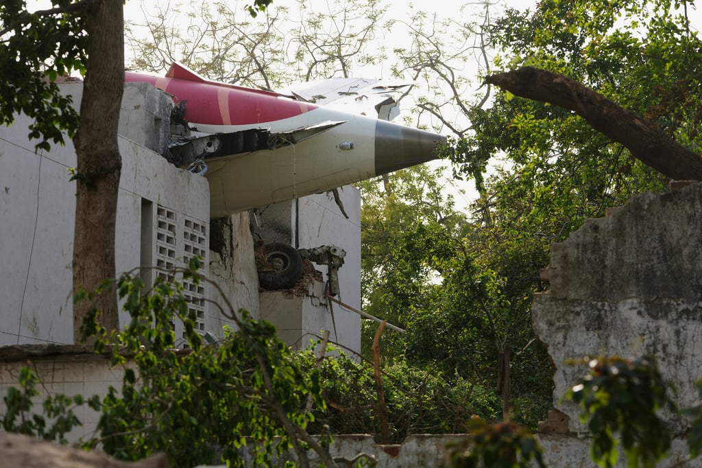 Avión con 242 personas se estrella contra residencia estudiantil en la India