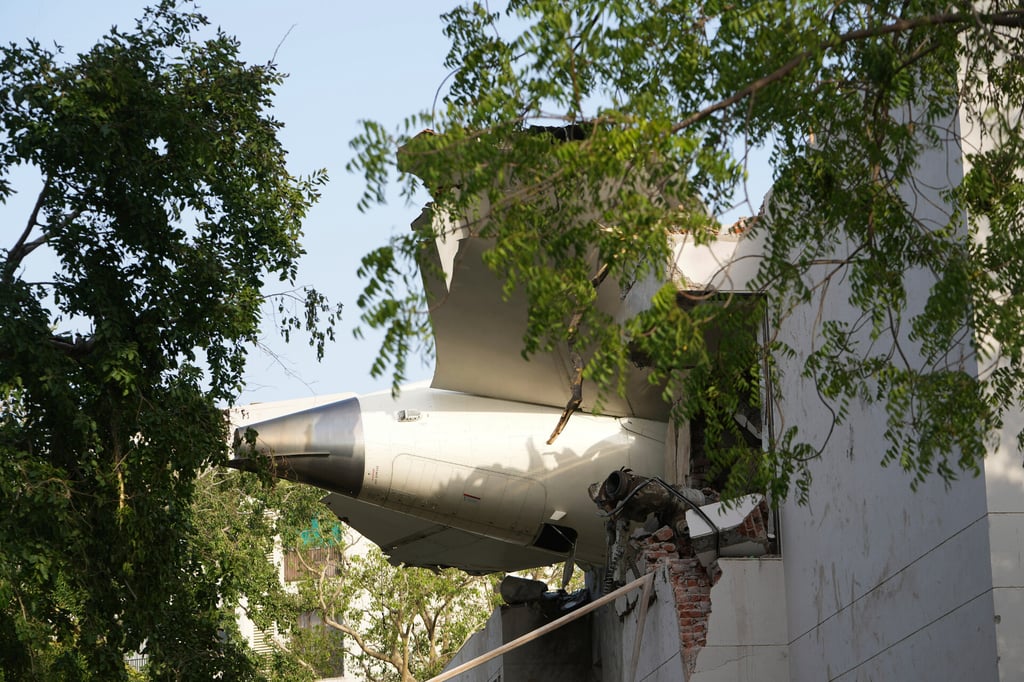Avión con 242 personas se estrella contra residencia estudiantil en la India