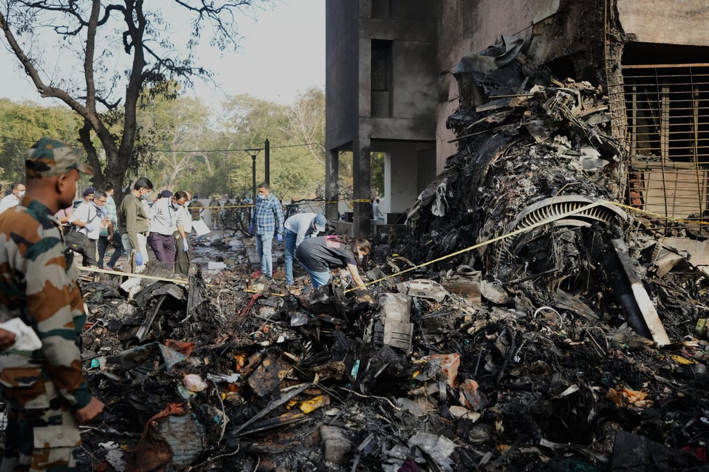 Avión con 242 personas se estrella contra residencia estudiantil en la India