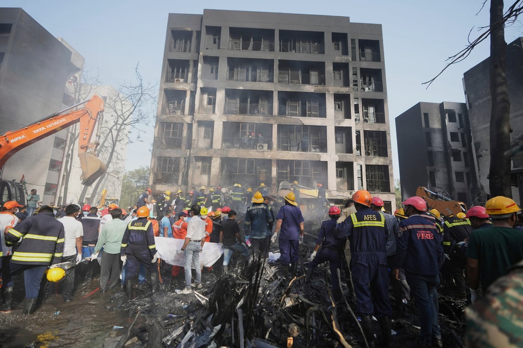 Avión con 242 personas se estrella contra residencia estudiantil en la India