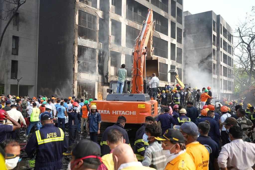Avión con 242 personas se estrella contra residencia estudiantil en la India