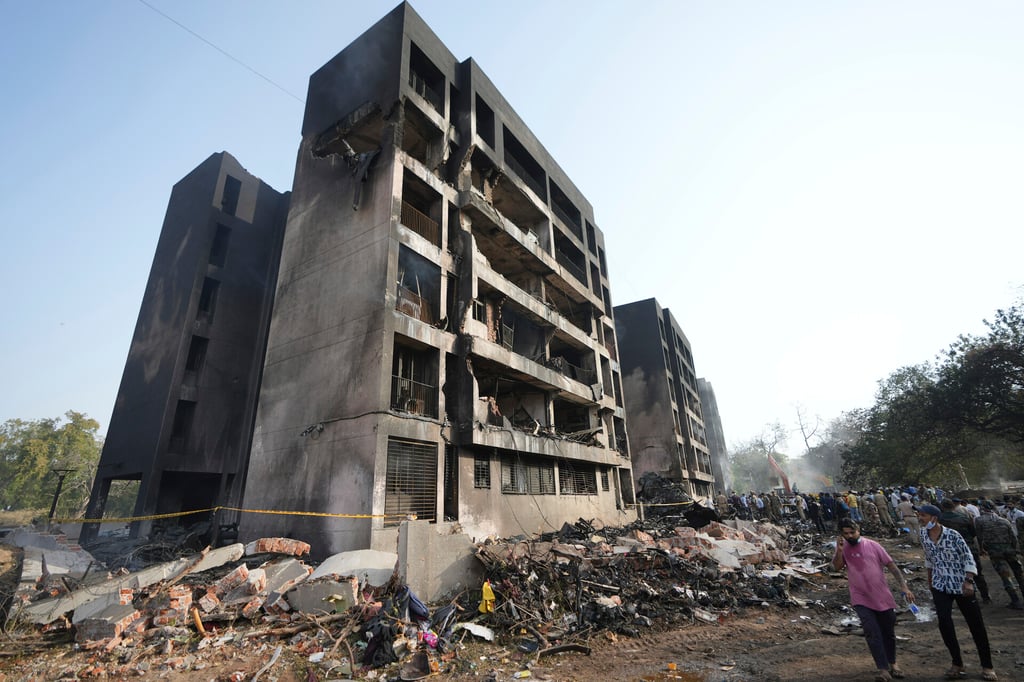 Avión con 242 personas se estrella contra residencia estudiantil en la India