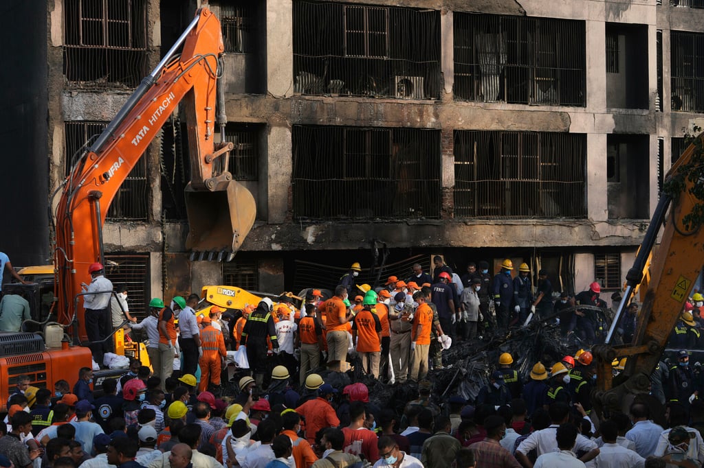 Avión con 242 personas se estrella contra residencia estudiantil en la India